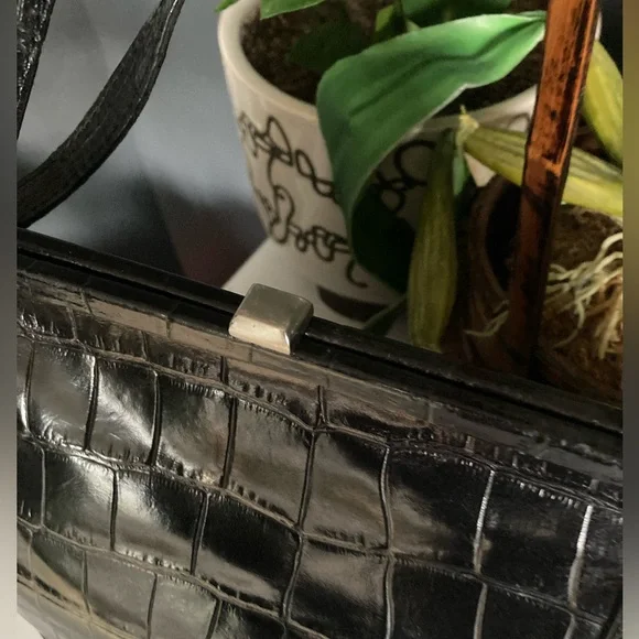 Elegant Black Croc-Embossed leather purse - Picture 4 of 15